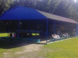 Занятия вокального объединения "Вместе с песней" проводится на летней эстраде летнего лагеря. 