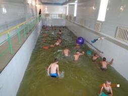 Бассейн. Площадь чаши бассейна составляет 119 кв.м. Здесь инструктор по плаванию проводит занятия по обучению плаванию, а также игры на воде. 